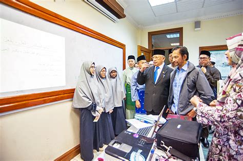 Adapula pondok yang juga menyisipkan pelajaran umum serta pendidikan islam disamping menghafal al quran. Gaya Santai Sultan Brunei 'Spot Check' Institut Tahfiz ...
