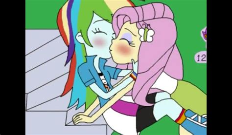 So when i see fluttershy she won't have any bite marks on her? Rainbow dash en fluttershy love | Rainbow dash, Fluttershy ...