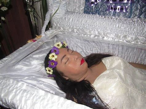 Beautiful women in their caskets. De 48 bästa DEAD PEOPLE-bilderna på Pinterest