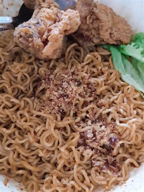 Resepi maggi goreng yang mudah dan cepat disediakan jika anda lapar dan malas nak pergi ke restoran mamak. Maggi Goreng Cili ala Kampung | Amyra Roslan