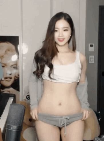 트위치 문월 이 얼굴에 글래머네 ㄷㄷ 투표를 해주세요. 포모스 팝콘티비 레전드녀.gif