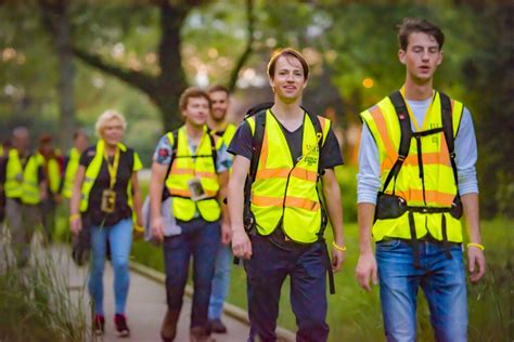 Na een afgebroken studie bedrijfskunde aan de erasmus universiteit in rotterdam in 2009 presenteerde hij, samen met waldemar torenstra en froukje jansen, een maand lang de zomer draait door, een zomerse variant. Art Rooijakkers en Waldemar Torenstra moedigen je aan ...