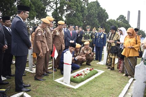 Dapat gunakan sebagai rujukan peringatan hari pahlawan di dinas instansi. Presiden RI Pimpin Upacara Hari Pahlawan 2018 di Bandung