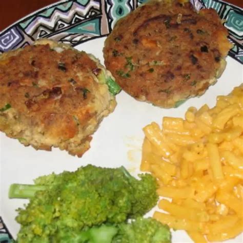 I make a triple batch (because that's the can of salmon size i get) and i form a few patties for my toddler with the recipe as. Salmon Patties Recipe | Yummly | Recipe in 2020 | Salmon patties, Salmon patties recipe, Patties ...