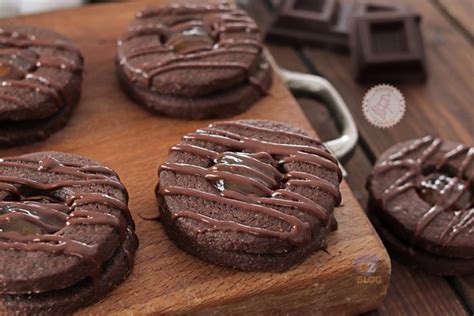 Sbattere l 'uovo con lo zucchero fino a che diventa chiaro e spumoso; OCCHI DI BUE SACHER ricetta facile con cacao e marmellata