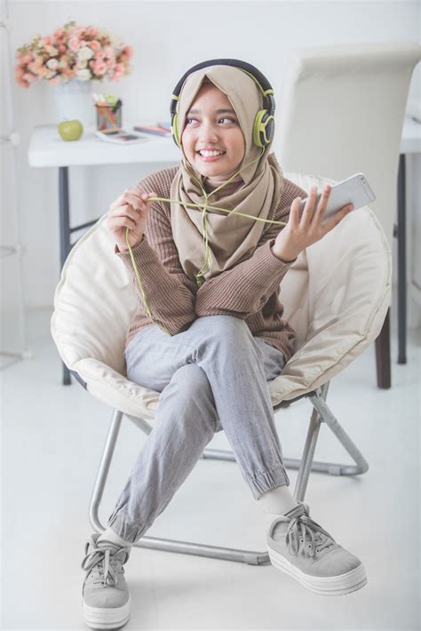 Umumnya, perempuan berhijab menutup seluruh tubuhnya. 15 Pose Model Hijab Indoor Yang Keren Foto Co Id
