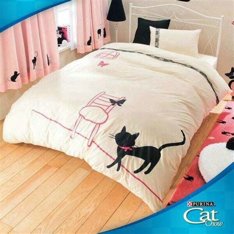 What this cat doing to its drowsy. Recamara | Bedding sets, Cat bedroom, Cat themed bedroom