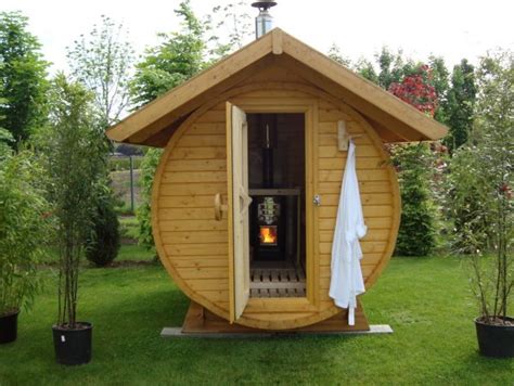 Diese modernen outdoor saunen sind speziell für den einsatz im aussenbereich geplant und mit speziellen materialien und isolationsschichten für optirelax ist ihr starker partner im bereich sauna und wellness für haus und garten. Noderer Holzfasshandel - fasssauna-saunafass-mit-holzofen ...