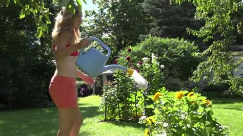 Garden, gardener, gardeners, garde sex tube videos. Sexy Gärtnerin in Shorts und BH mit Wasserkanne, die ...