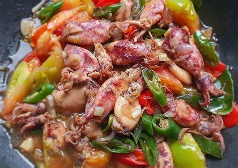 Coba yuk bikin menu spesial yang gampang banget untuk dibuat ini, cumi asin masak cabe ijo! Resep Cumi asin cabe hijau oleh wulan phaophao - Cookpad