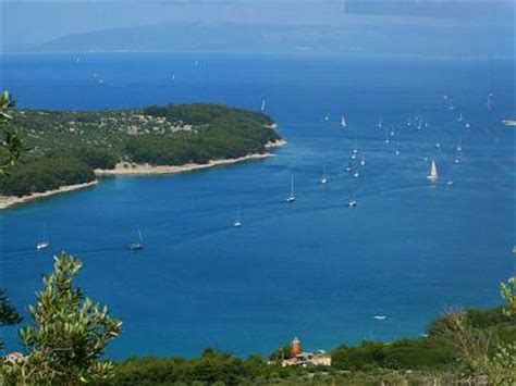 Le numerose spiagge dell'isola si estendono nella città di cres, come ad esempio la baia di ustrinc. Isola di Cres - guide turistiche per le vacanze in Croaz