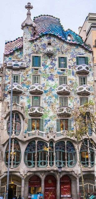 A gaudí guide to barcelona. Extrem buntes Haus von Antonio Gaudi in Barcelona ...