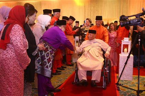 Enny beatrice pun meninggalkan dunia hiburan dan fokus dengan keluarganya. Wedding Of Tengku Dato' Indera Aidy Ahmad Shah And Datin ...