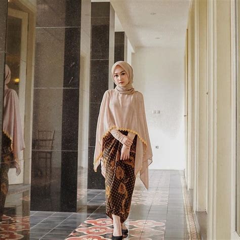 Model kebaya simple modern hadir dengan banyak pilihan baik yang lengan panjang muslimah maupun lengan pendek bagi kamu yang ingin tampil lebih lepas kebaya brokat terlihat makin manis dijahit dengan detail rempel. Model Pakaian Kebaya Modern Simple / 20 Model Kebaya ...