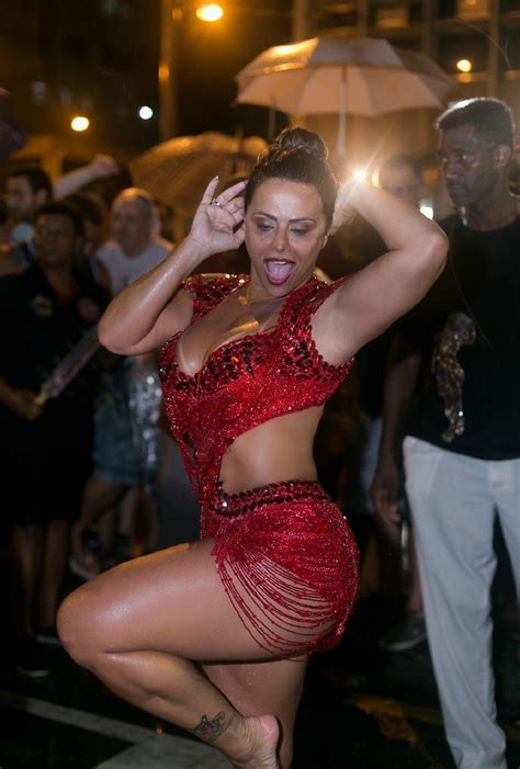 Brazilian actriz and queen of the drummers of academicos do salgueiro samba school, viviane araujo, parades at the sambodrome during carnival. Descalça e na chuva, Viviane Araújo samba muito em ensaio ...