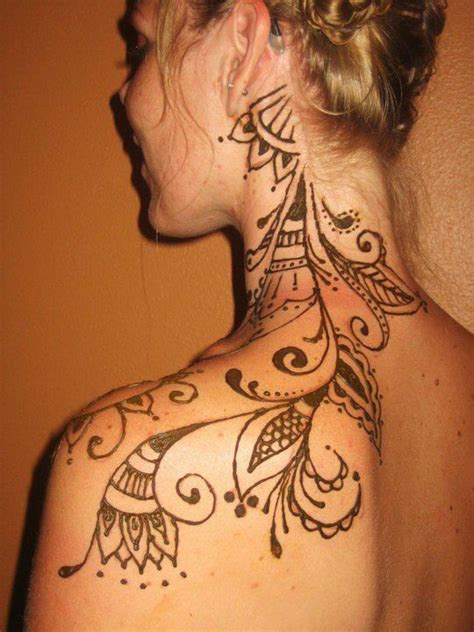 Henna tattoos are made in a way that it consists of a lot of floral work. Josephine | Henna tattoo shoulder, Henna body art, Henna