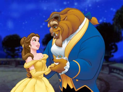 Belle è figlia di un eccentrico inventore, maurice, e lei stessa sebbene considerata da tutti la col passare dei giorni la ragazza fa amicizia con i personaggi che vivono nel castello della bestia e riesce anche a migliorare gli atteggiamenti bruschi. MyLifeAsGs: La Bella e la Bestia