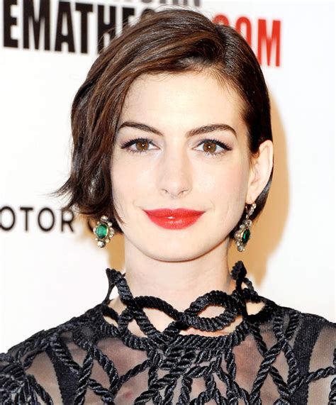 Anne jacqueline hathaway (born november 12, 1982) is an american actress. Anne Hathaway's Short Haircuts and Hairstyles - 15+