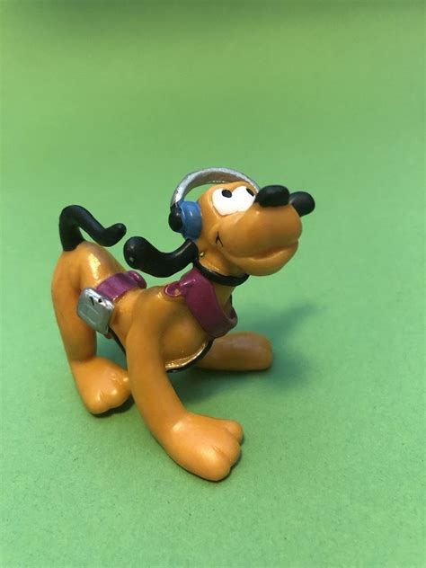 Je kiest een figuur of laat het toestel er één kiezen voor jou. Cool Pluto med Freestyle Disney figur Samlarfig ...