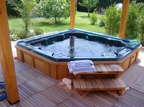 Pregnant women are usually advised to avoid prolonged exposure to hot tubs and saunas as they tend to increase the core body temperature, which can increase the risk of a heating pad is safe to use during pregnancy as unlike hot tubs or saunas, it won't increase the core body temperature. Is It Safe to Use Hot Tubs During Pregnancy? | MD-Health.com