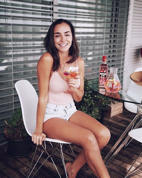 Hoje eu falei sobre a vanessa martins, uma influencer que decidiu vender pijamas na sua loja, mas isso gerou uma grande. Vanessa Martins faz mudança ao rosto com botox! FOTOS - Maria.pt