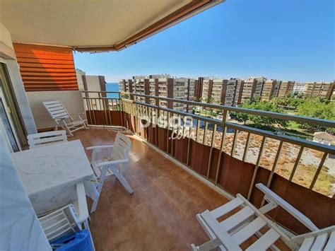 Venta de piso grande, quinta planta, soleado, situado en fuengirola, en fuengirola en buen estado, 3 habitaciones, 2 baños, con garaje, dispone de armarios empotrados, tiene ascensor, cocina equipada, cuenta con lavadero, terraza, inmueble dotado de puerta blindada, vivienda adpatada a personas c. Piso en venta en Fuengirola en Puerto Deportivo por 320.000