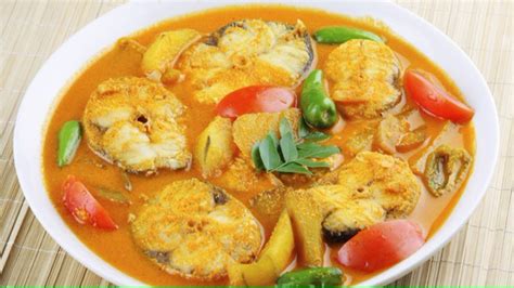 Kuah gulai kepala ikan berwarna kuning karena mengandung sari kunyit sehingga disebut kari. Resep Ikan Patin Bumbu Kuning Lezat | Aneka Resep dan Cara ...