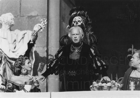 Senta berger spielt eine frau mit reichem, aber von zweifeln und enttäuschungen beschwertem seelenleben, das sich hinter der fast makellosen schauseite einer eleganten hochkulturbewohnerin und lebenspartnerin eines künstlers immer drängender bemerkbar macht. Nachlass Curd Jürgens | So groß wie das Leben