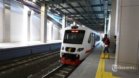 Sudah cek jadwal dan beli tiket online? Harga Tiket Kereta Bandara Soetta Belum Final - Tribunnews.com