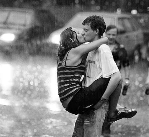 Couples kissing in the rain. lil' miss Scatterbrain: kiss the rain