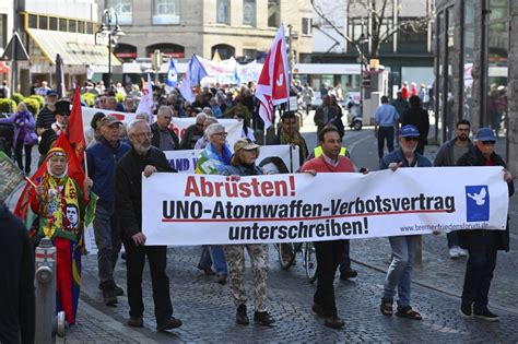 Check spelling or type a new query. Bild zu: Mehrheit gegen amerikanische Atomwaffen in ...