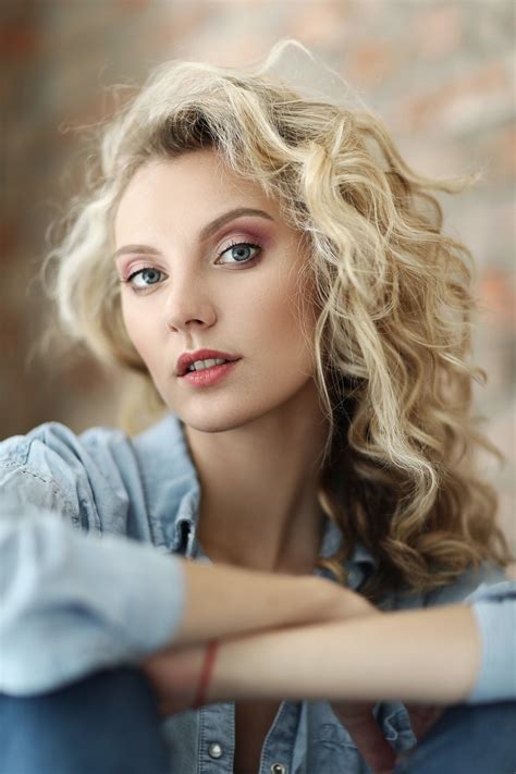 Curly haired blond looks better with her jeans off & pussy filled. Bold and Beautiful: 16 Ways to Wear Blonde Curly Hair