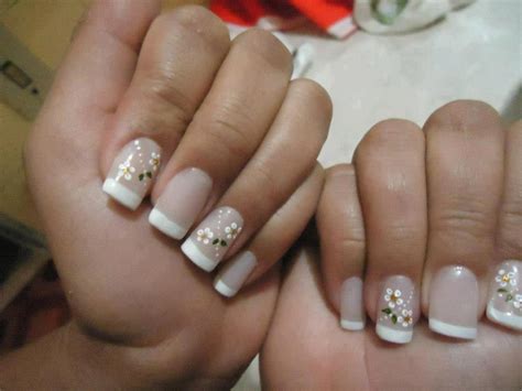 Si te gustan las ✅ uñas decoradas con formas geométricas ✅ aquí vas a ver decoración de uñas con cuadrados, triángulos, lineas, rombos etc +50 ideas 2019. ♥ ♥ ♥ Uñas decoradas con flores blancas ♥ ♥ ♥ | Fotos de uñas de nuestras lectoras | Pinterest