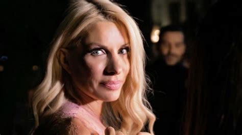 Η ελένη μενεγάκη είναι ελληνίδα παρουσιάστρια, με τηλεοπτική καριέρα 30 χρόνων, από το 1991 εώς την τελευταία της εμφάνιση στην εκπομπή της «ελένη» τον ιούλιο του 2020. Ελένη Μενεγάκη | Η εντυπωσιακή φωτογραφία στο Instagram ...