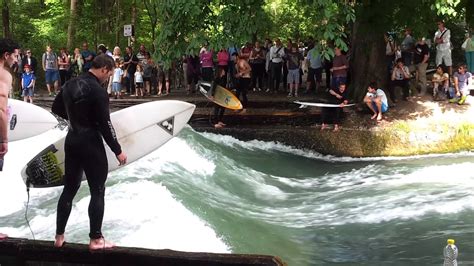 Englischer garten (english garden) in munich is one of the largest urban parks in the world (with an area of 3.7 km2 (1.4 sq mi) (370 ha or 910 acres)). Surfen im englischen Garten München - YouTube