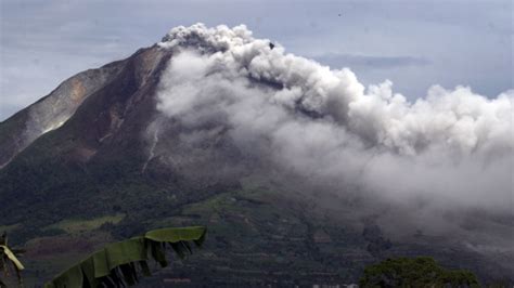 Gunung meletus adalah peristiwa yang bisa terjadi karena endapan magma di dalam perut bumi yang didorong keluar oleh suatu gas dengan tekanan tinggi. Gunung Sinabung Meletus Lagi Selama 34 Menit