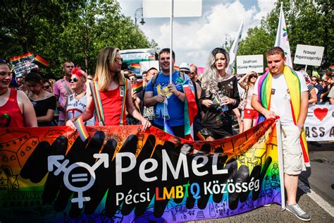 A pride nem a melegség propagandája, a pride azt üzeni, hogy gyere, legyél büszke és boldog úgy, amilyen vagy. GROUP FREEDOM! - Budapest Pride March 2017 | Budapest Pride