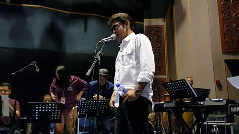 Download mp3 jamal abdillah gadis melayu dan video mp4 gratis. gadis melayu,,power dari dato jamal abdillah - YouTube