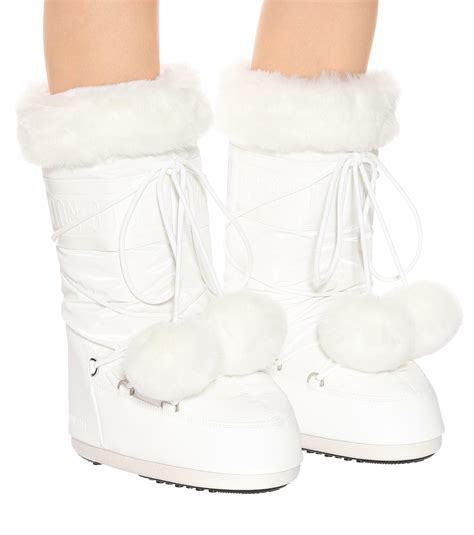 Ideal for wearing to and from the slopes, each pair provides traction against slippery surfaces and can keep feet comfortable in temperatures as low as. Moon Boot Fur Exclusive To Mytheresa - Classic Pom Pom ...