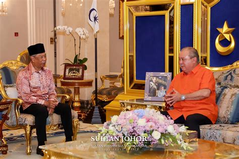 Tambahan pula, dewan sri iskandar boleh memuatkan 1,000 tetamu dalam satu masa. PM has an audience with the Sultan of Johor at Istana ...