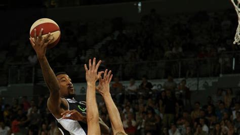 Dean vickerman will coach melbourne united in the nbl for at least the next three seasons after signing a new deal. Melbourne United coach Darryl McDonald fan of expected ...