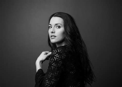 Så som i himmelen er et samarbeid mellom oslo nye teater og thalia. Vinterfestukas Åpningsforestilling med Heidi Ruud Ellingsen