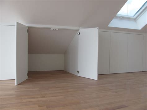 So werden deine dachschrägen vom problem zum absoluten eyecatcher und stauraumwunder. 10 Rechts Schrank Unter Schräge | Loft storage, Loft room ...