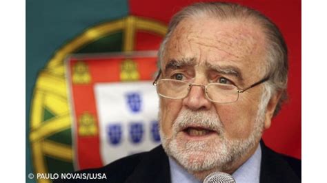Fez os estudos secundários no porto, altura em que fundou, com josé augusto seabra, o jornal prelúdio.do liceu alexandre herculano, do porto, passou a coimbra, em cuja universidade foi estudante de direito, de par com uma grande actividade nas áreas da política, da cultura e do desporto. Manuel Alegre reconhece desilusão com resultado de Belém ...