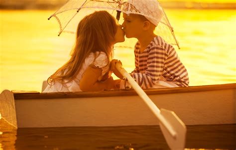 Обои дети, река, лодка, поцелуй, зонт, пара, друзья ...