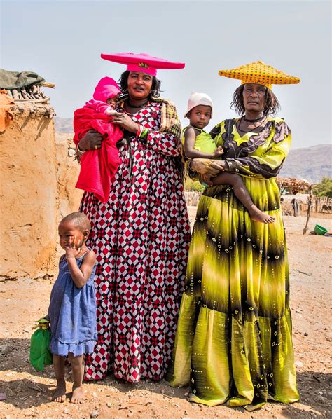 Herero frauen in traditioneller kleidung. Kaokoland - Donne Herero | JuzaPhoto