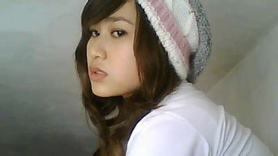 Artis cantik ini adegan hot tanpa sensor, 花姑娘被2個日軍士兵逼入牆角，看眼就要被日軍按在地上凌辱，幸好國軍長官及時出現反殺2個日軍士. 2012: Foto TKW Indonesia Cantik Seksi Hot di Hong Kong