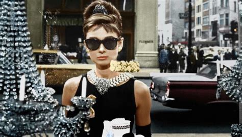 Siamo nel 1961 ed una sublime audrey hepburn mangia in occasione della ricorrenza della morte di audrey hepburn, proponiamo una selezione di libri per conoscere più da vicino diversi aspetti della sua. Il ritorno di Colazione da Tiffany: nuova edizione per un ...