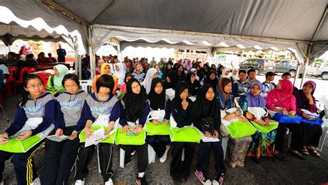 Tea time treats include the very popular murtabak, curry puffs and vadai, while at dinner time, diners are able to order from a wider a la carte selection, which includes naan. ~ River Rangers Kedah ~: Program Satu Negeri Satu Sungai ...