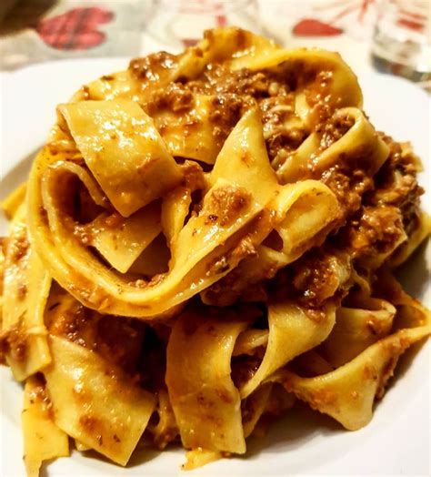 Quando si parla di carne di cinghiale, la mente corre subito alla toscana, regione foriera di tantissime ricette gustose; Pappardelle al ragù di cinghiale - Fulvio e le sue Ricette